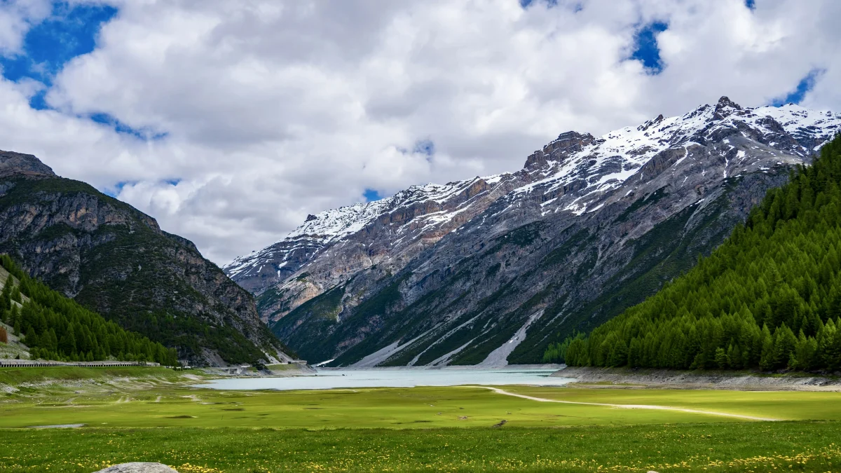 Travel Situation in Europe in 2024 Italy, Mountain View, summertime